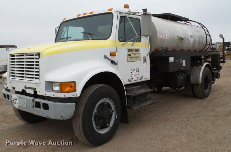 image for item DB0140 1993 International 4700 oil distribution truck