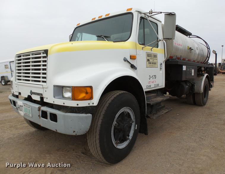 image for item DB0140 1993 International 4700 oil distribution truck