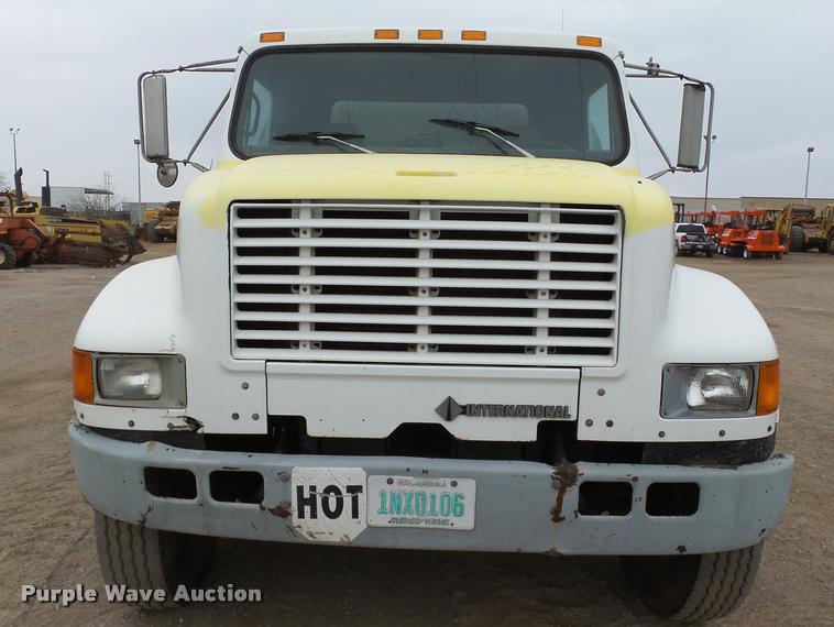 image for item DB0140 1993 International 4700 oil distribution truck