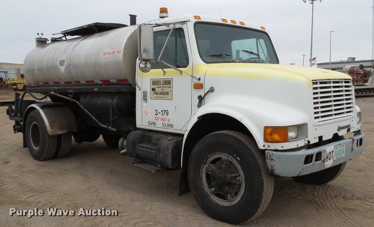 image for item DB0140 1993 International 4700 oil distribution truck