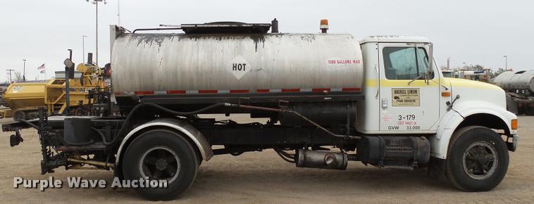 image for item DB0140 1993 International 4700 oil distribution truck
