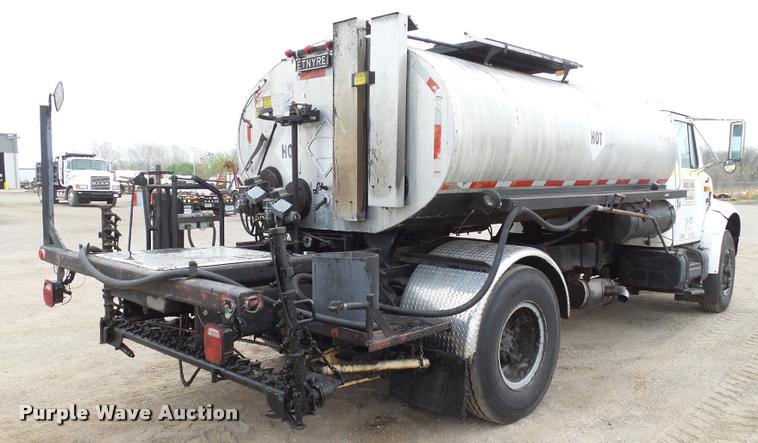 image for item DB0140 1993 International 4700 oil distribution truck