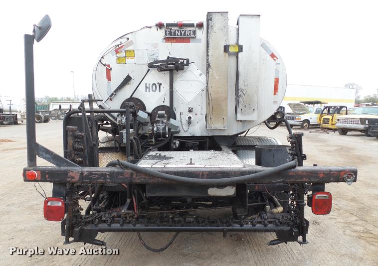 image for item DB0140 1993 International 4700 oil distribution truck