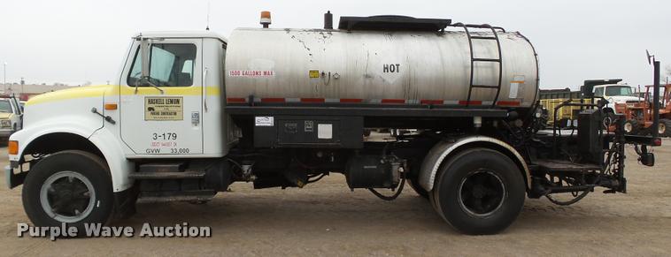 image for item DB0140 1993 International 4700 oil distribution truck