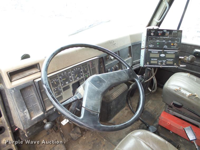 image for item DB0140 1993 International 4700 oil distribution truck