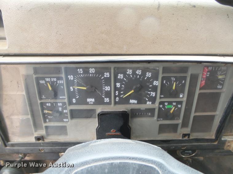 image for item DB0140 1993 International 4700 oil distribution truck