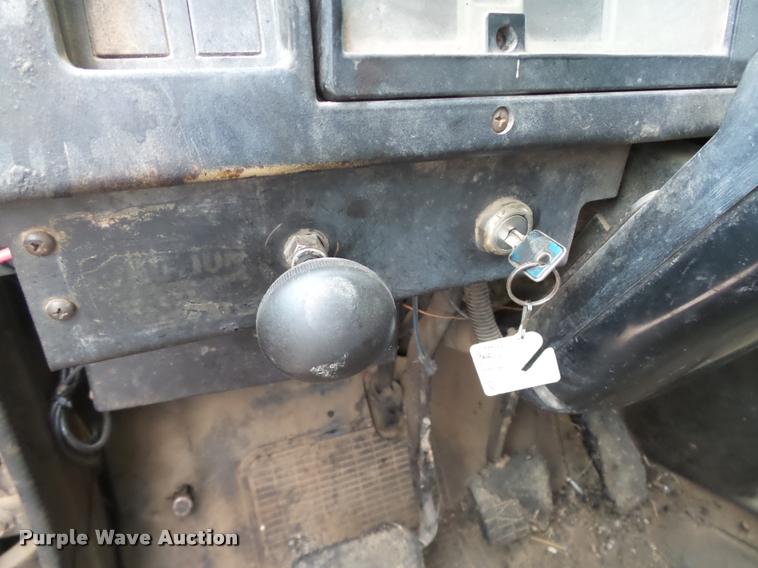 image for item DB0140 1993 International 4700 oil distribution truck