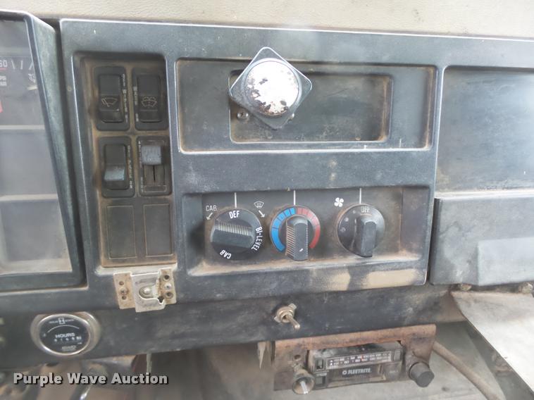 image for item DB0140 1993 International 4700 oil distribution truck