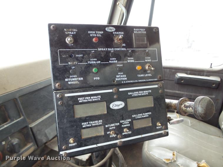 image for item DB0140 1993 International 4700 oil distribution truck