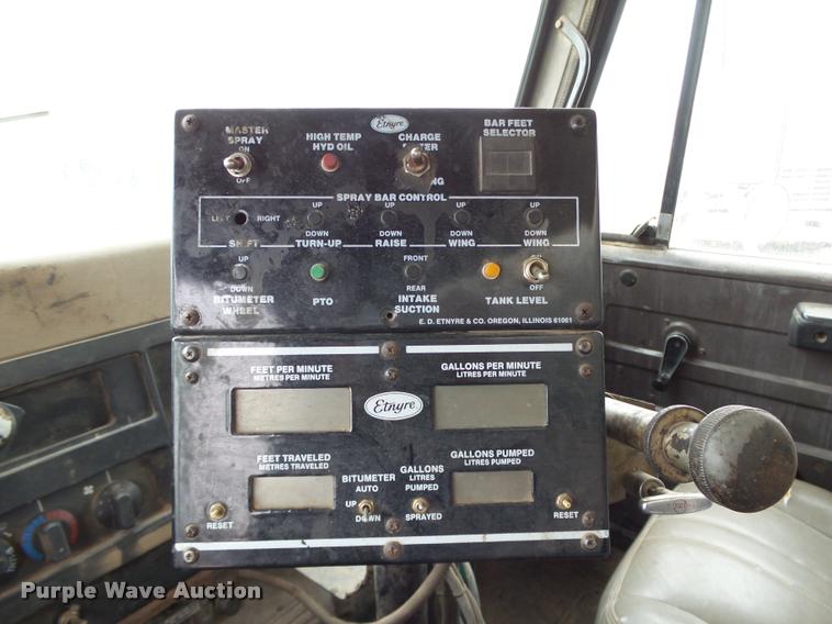 image for item DB0140 1993 International 4700 oil distribution truck