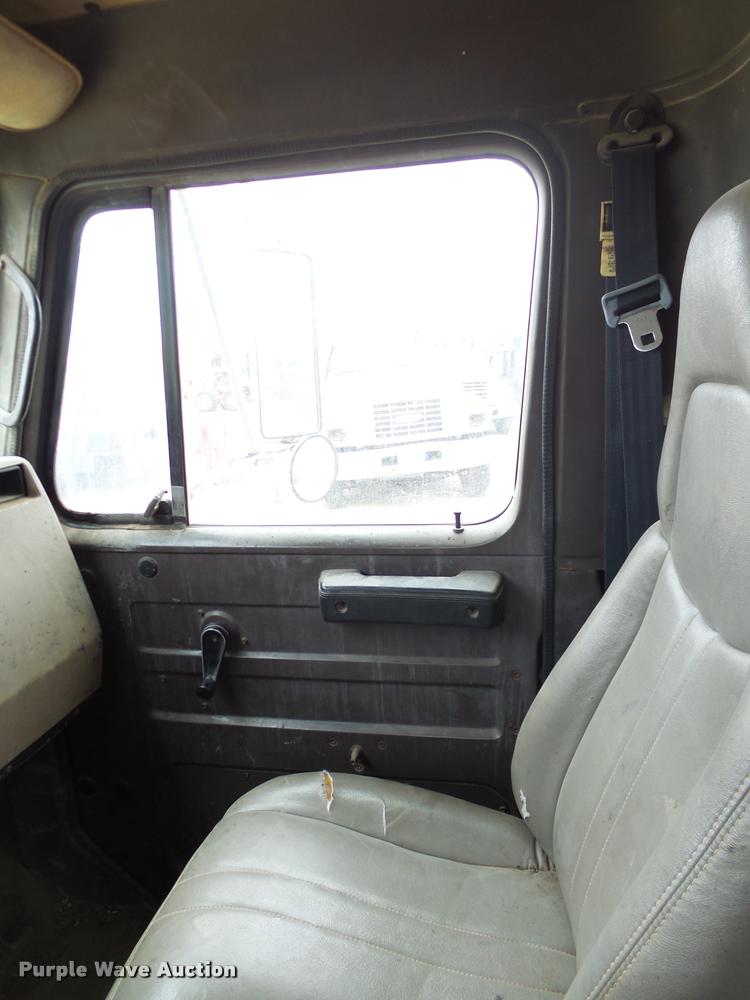 image for item DB0140 1993 International 4700 oil distribution truck