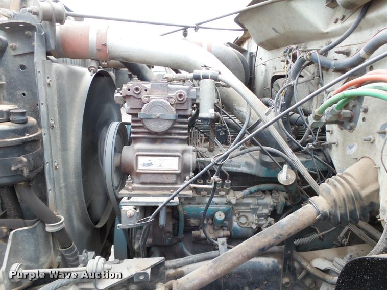 image for item DB0140 1993 International 4700 oil distribution truck