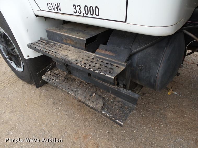 image for item DB0140 1993 International 4700 oil distribution truck