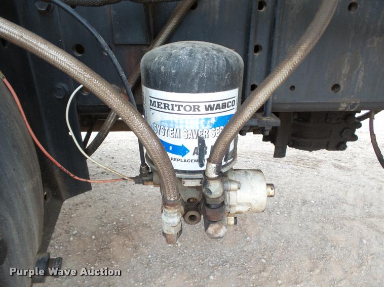 image for item DB0140 1993 International 4700 oil distribution truck