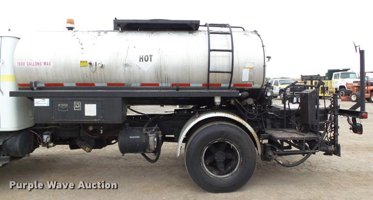 image for item DB0140 1993 International 4700 oil distribution truck