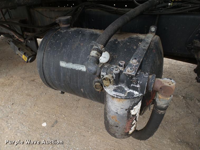 image for item DB0140 1993 International 4700 oil distribution truck