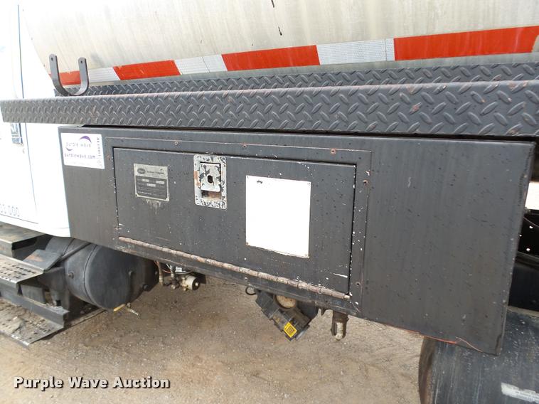 image for item DB0140 1993 International 4700 oil distribution truck