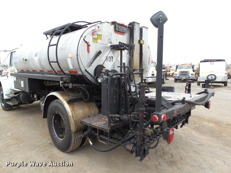 image for item DB0140 1993 International 4700 oil distribution truck