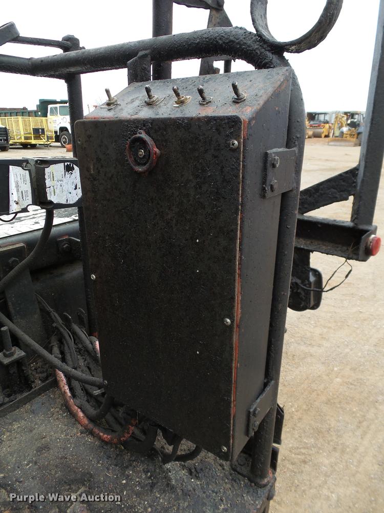 image for item DB0140 1993 International 4700 oil distribution truck