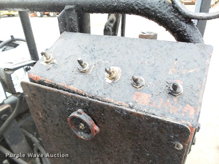 image for item DB0140 1993 International 4700 oil distribution truck