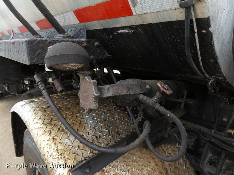 image for item DB0140 1993 International 4700 oil distribution truck