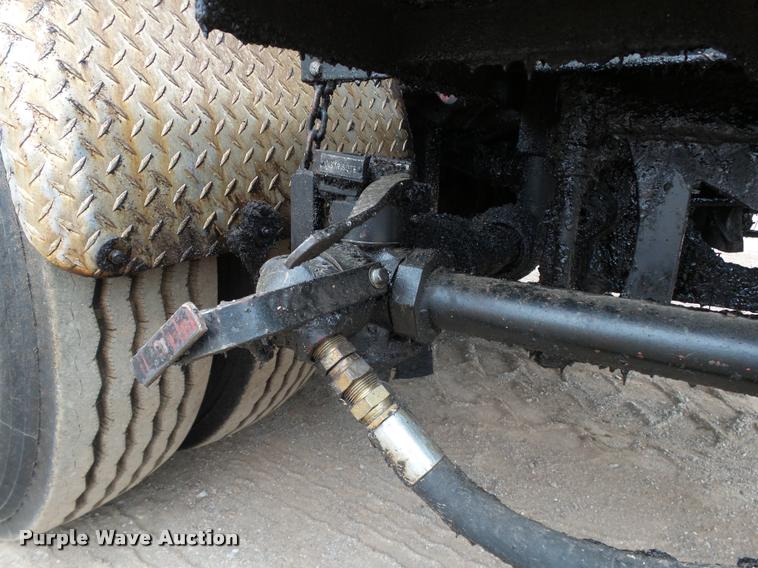 image for item DB0140 1993 International 4700 oil distribution truck