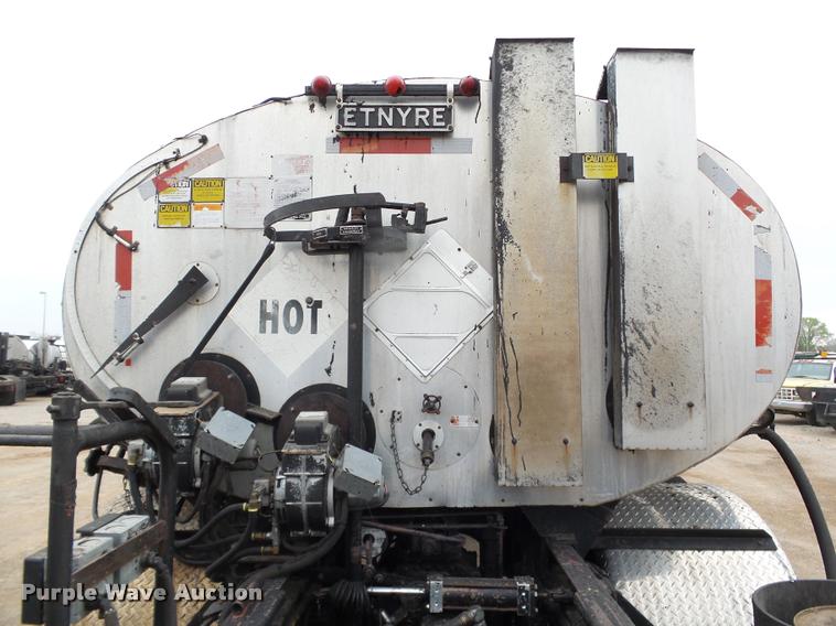 image for item DB0140 1993 International 4700 oil distribution truck