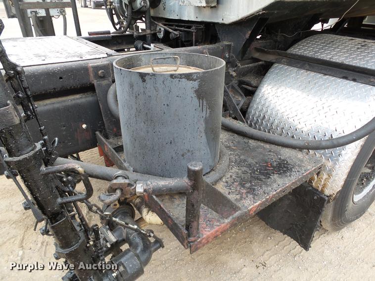 image for item DB0140 1993 International 4700 oil distribution truck