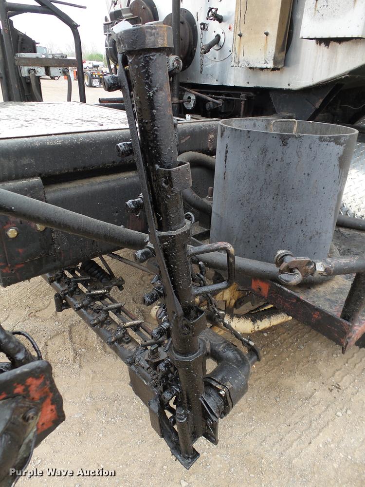 image for item DB0140 1993 International 4700 oil distribution truck