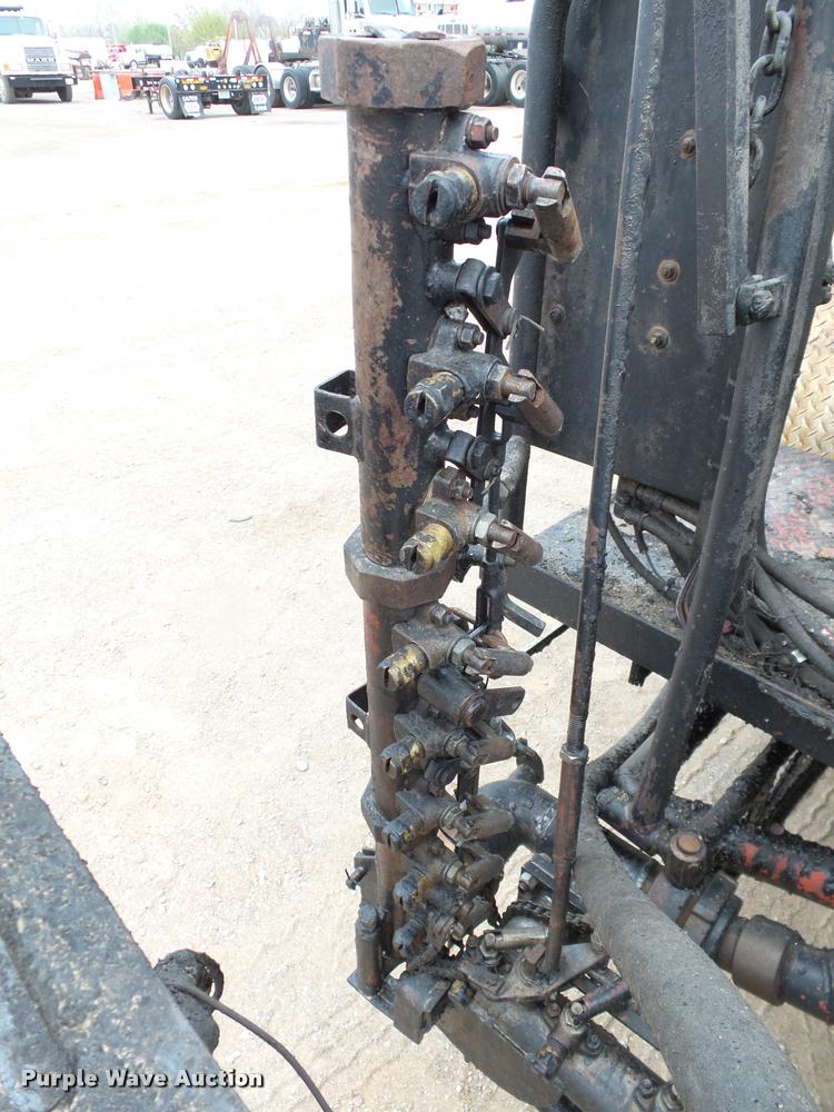 image for item DB0140 1993 International 4700 oil distribution truck