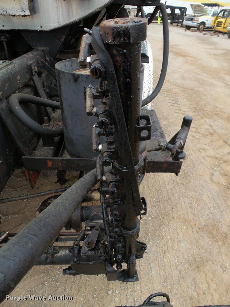 image for item DB0140 1993 International 4700 oil distribution truck