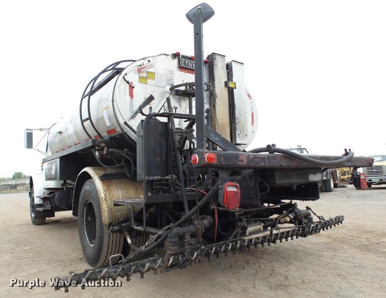 image for item DB0140 1993 International 4700 oil distribution truck