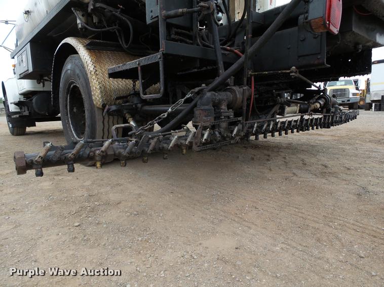 image for item DB0140 1993 International 4700 oil distribution truck