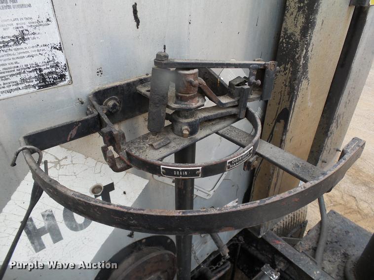 image for item DB0140 1993 International 4700 oil distribution truck