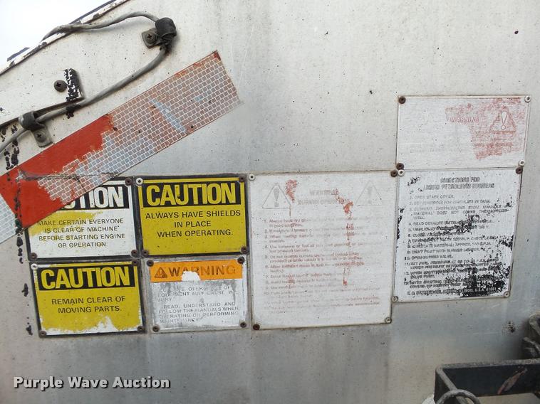 image for item DB0140 1993 International 4700 oil distribution truck