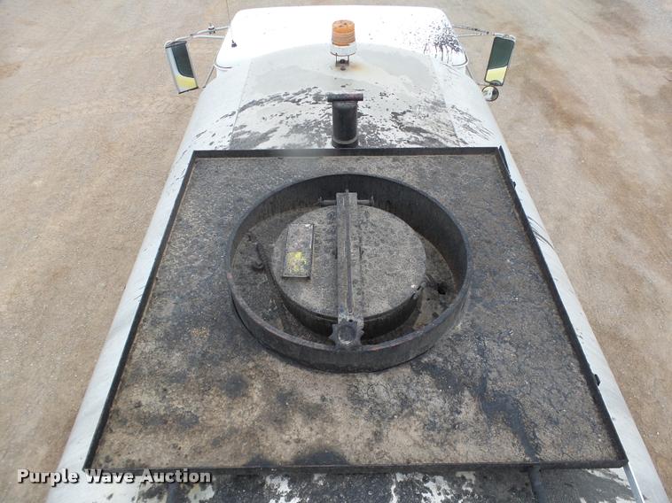 image for item DB0140 1993 International 4700 oil distribution truck