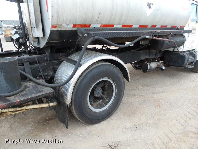 image for item DB0140 1993 International 4700 oil distribution truck