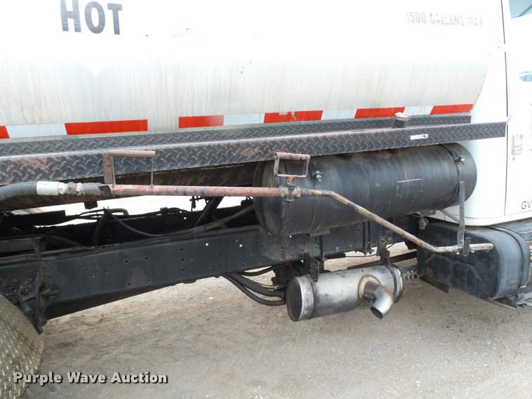 image for item DB0140 1993 International 4700 oil distribution truck