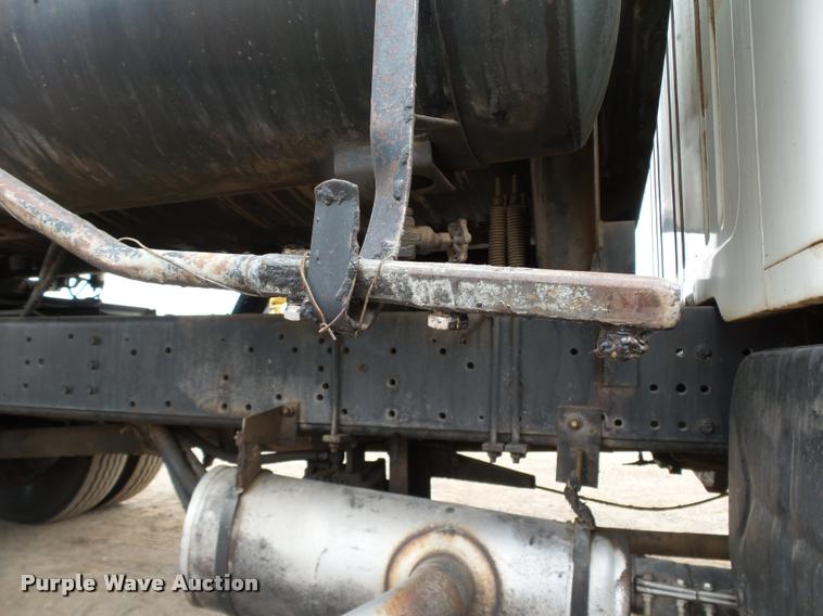 image for item DB0140 1993 International 4700 oil distribution truck