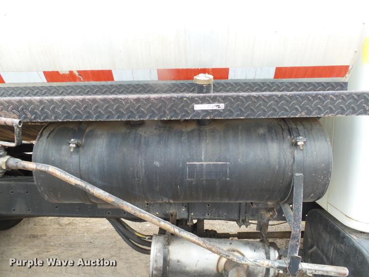 image for item DB0140 1993 International 4700 oil distribution truck