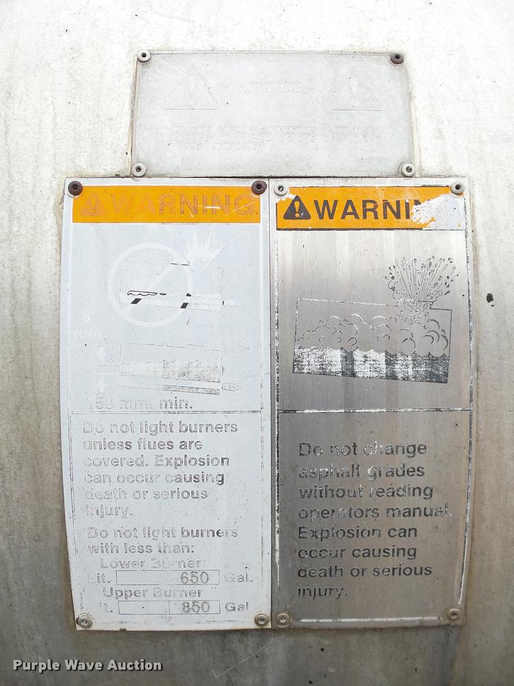 image for item DB0140 1993 International 4700 oil distribution truck