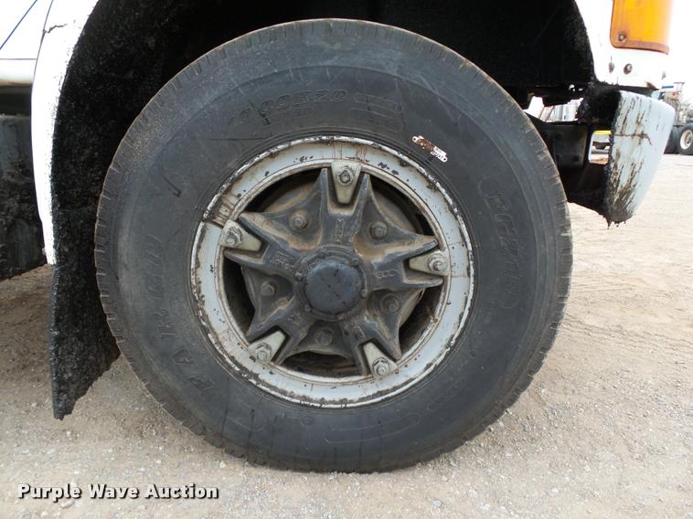 image for item DB0140 1993 International 4700 oil distribution truck