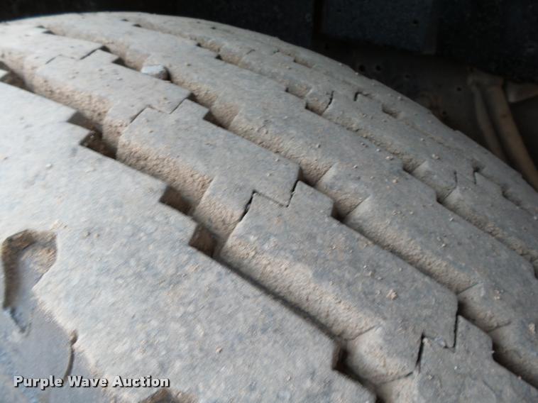 image for item DB0140 1993 International 4700 oil distribution truck