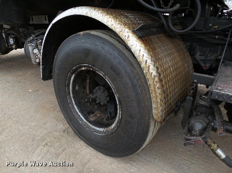 image for item DB0140 1993 International 4700 oil distribution truck