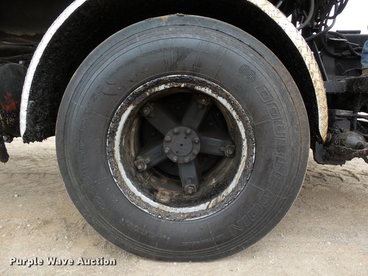 image for item DB0140 1993 International 4700 oil distribution truck