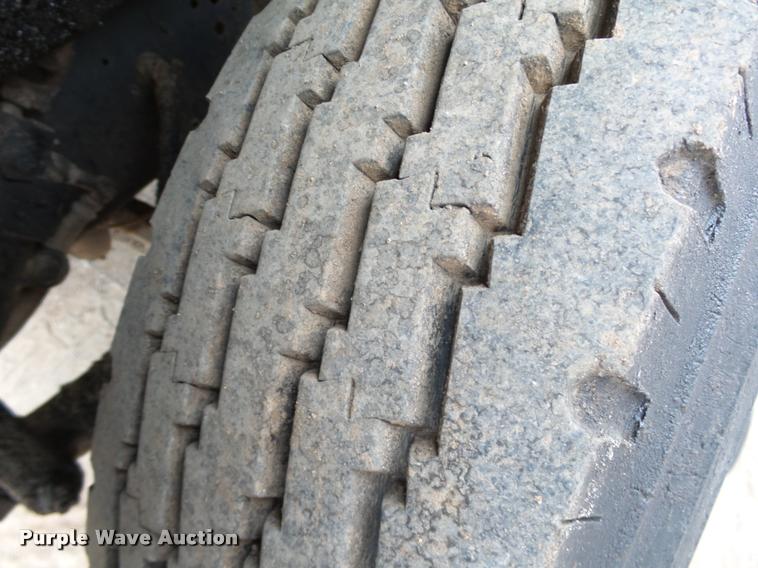 image for item DB0140 1993 International 4700 oil distribution truck