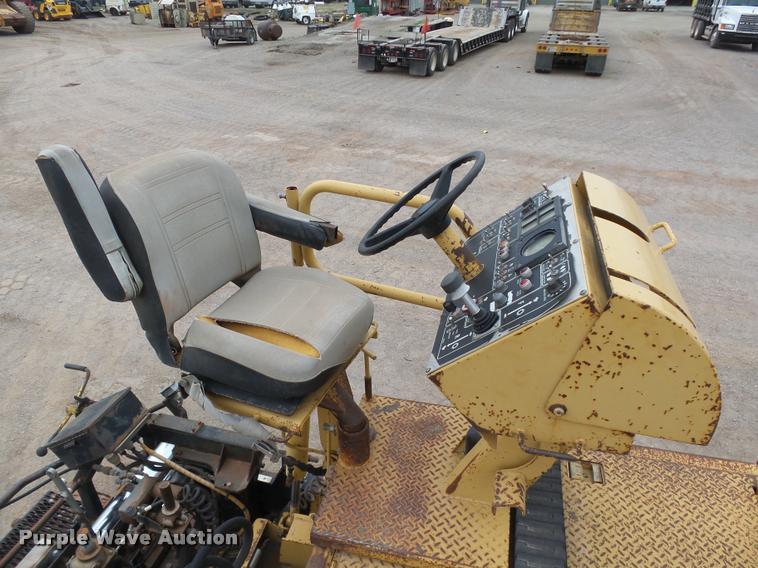 image for item DB0141 1999 Caterpillar AP-1055B paver