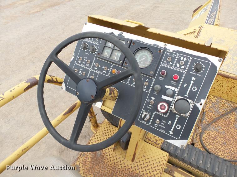 image for item DB0141 1999 Caterpillar AP-1055B paver