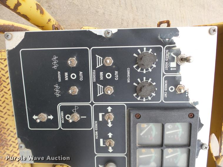 image for item DB0141 1999 Caterpillar AP-1055B paver