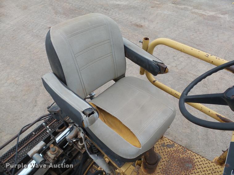 image for item DB0141 1999 Caterpillar AP-1055B paver